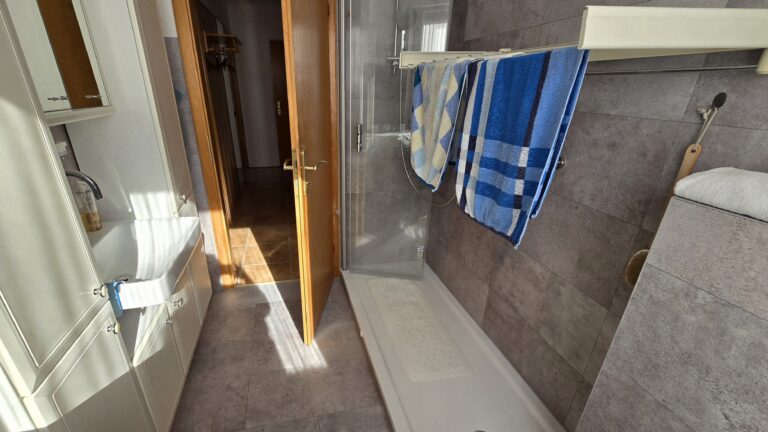 Badezimmer mit barrierearmer Dusche